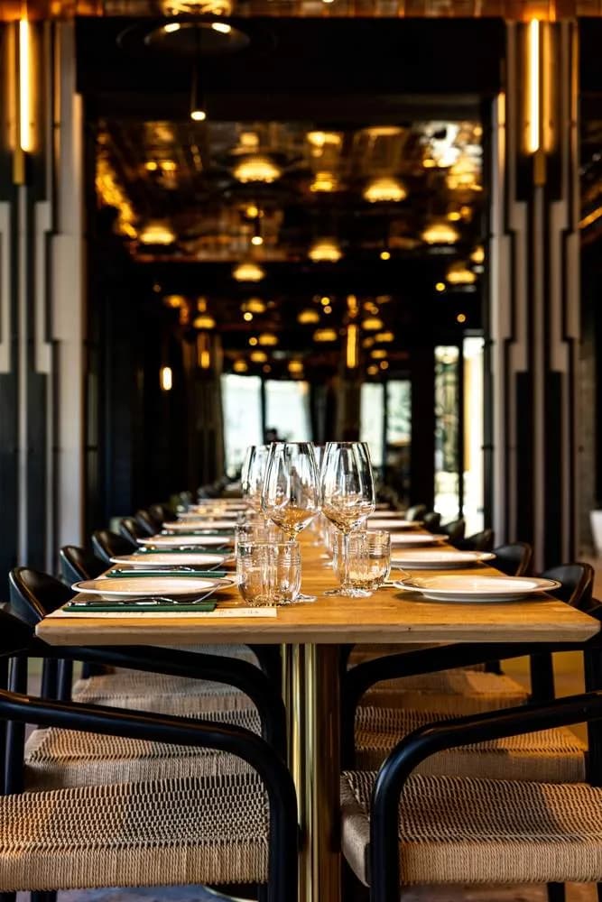 Długi stół w Restauracji SZPAS pod złotym sufitem