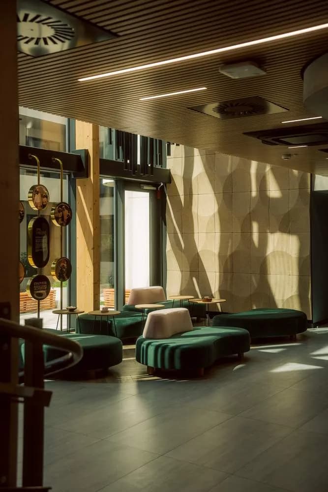 Lobby Hotelu LIDO w przytłumionym świetle