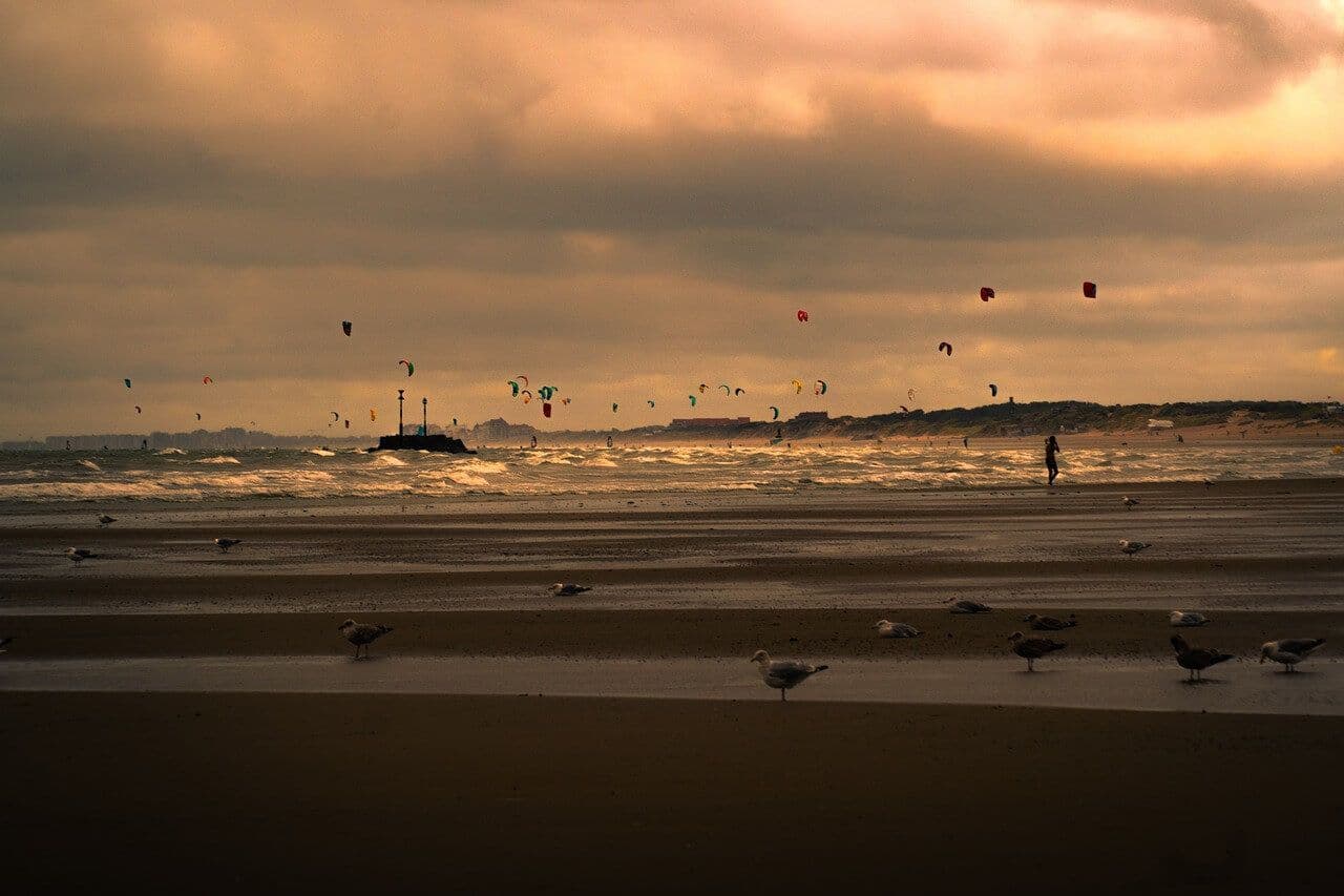 Kitesurfing czy windsurfing - co wybrać na start?