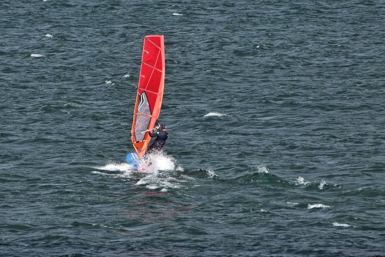 Sezon wiatrowy na Helu: który miesiąc wybrać na sporty wodne