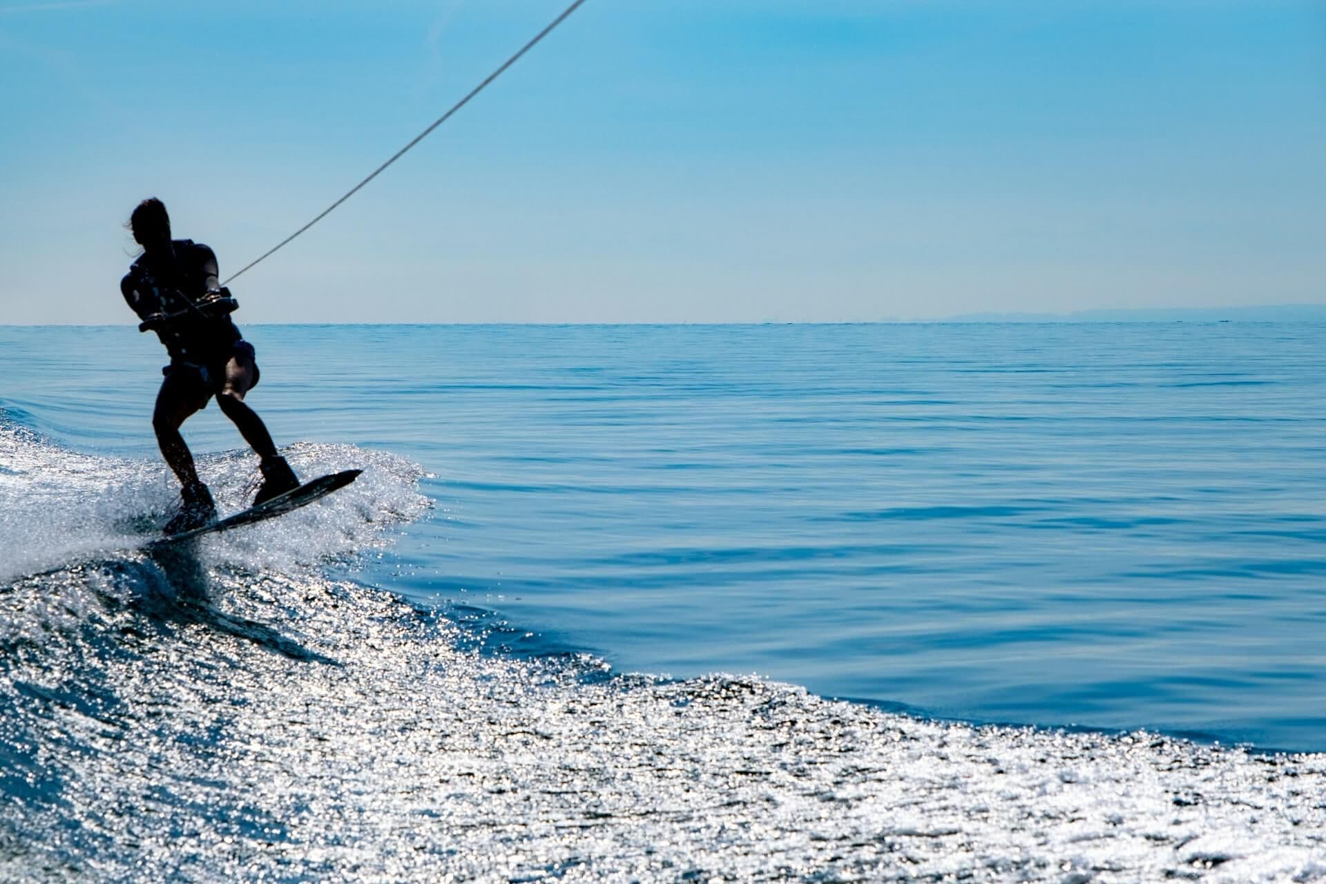 Wakeboard na Zatoce Puckiej - wodne szaleństwo z bałtyckim wiatrem w tle
