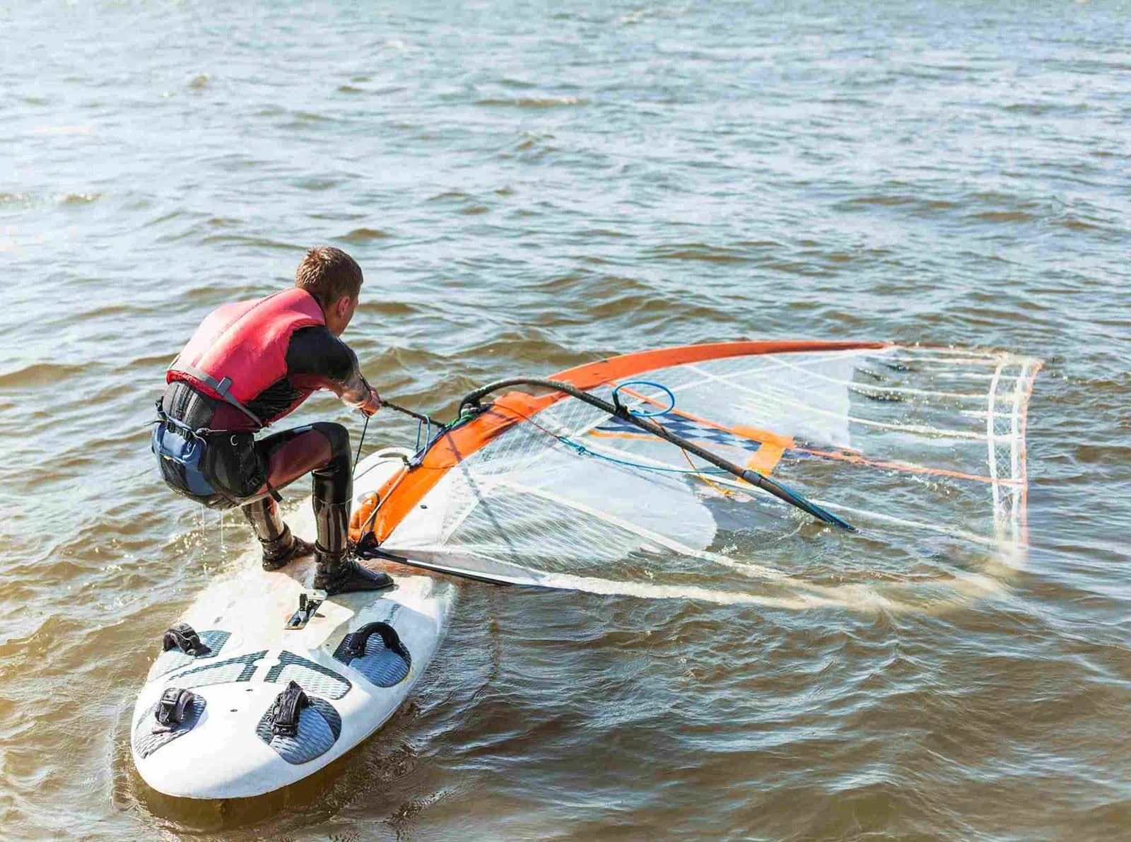 Jaki wiatr do nauki windsurfingu?