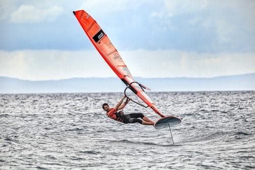 co-to-jest-windsurfing-jak-zaczac-z-nim-przygode