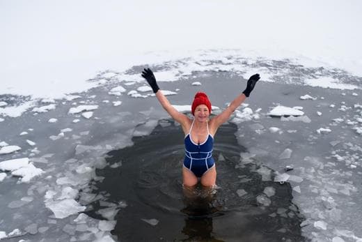 dlaczego-podczas-morsowania-nalezy-trzymac-rece-w-gorze